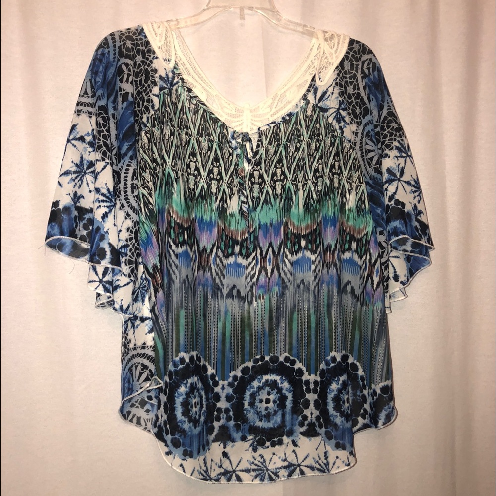 Cute colorful flowy top!